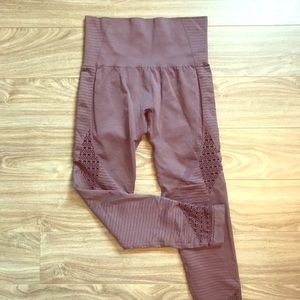 SEAMLESS PURPLE LEGGINGS